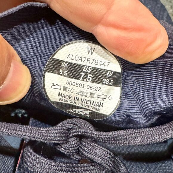 Altra Torin 6 Running Shoes. Navy. Size 7.5. - Picture 9 of 10